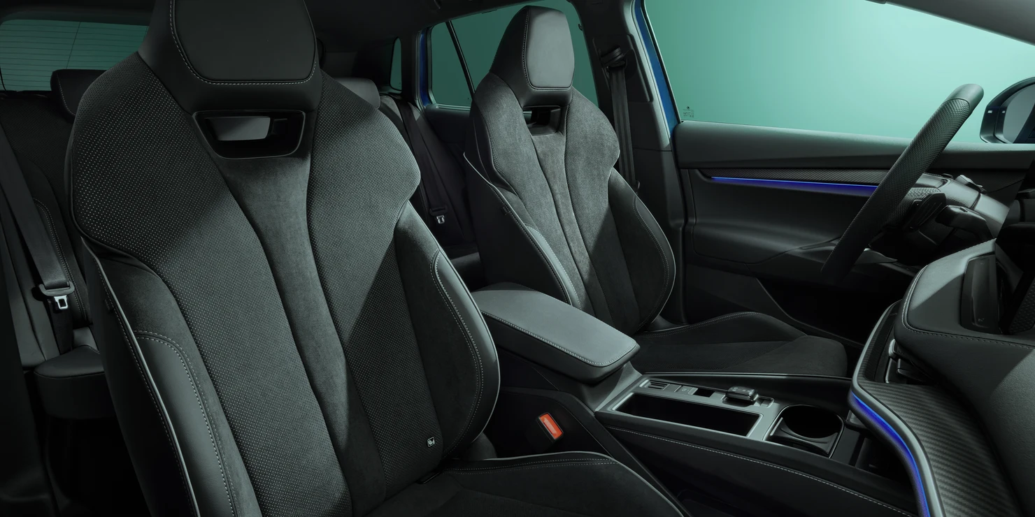 The firm, comfortable sports seats with integrated head restraints give you the support you need in sharp turns.