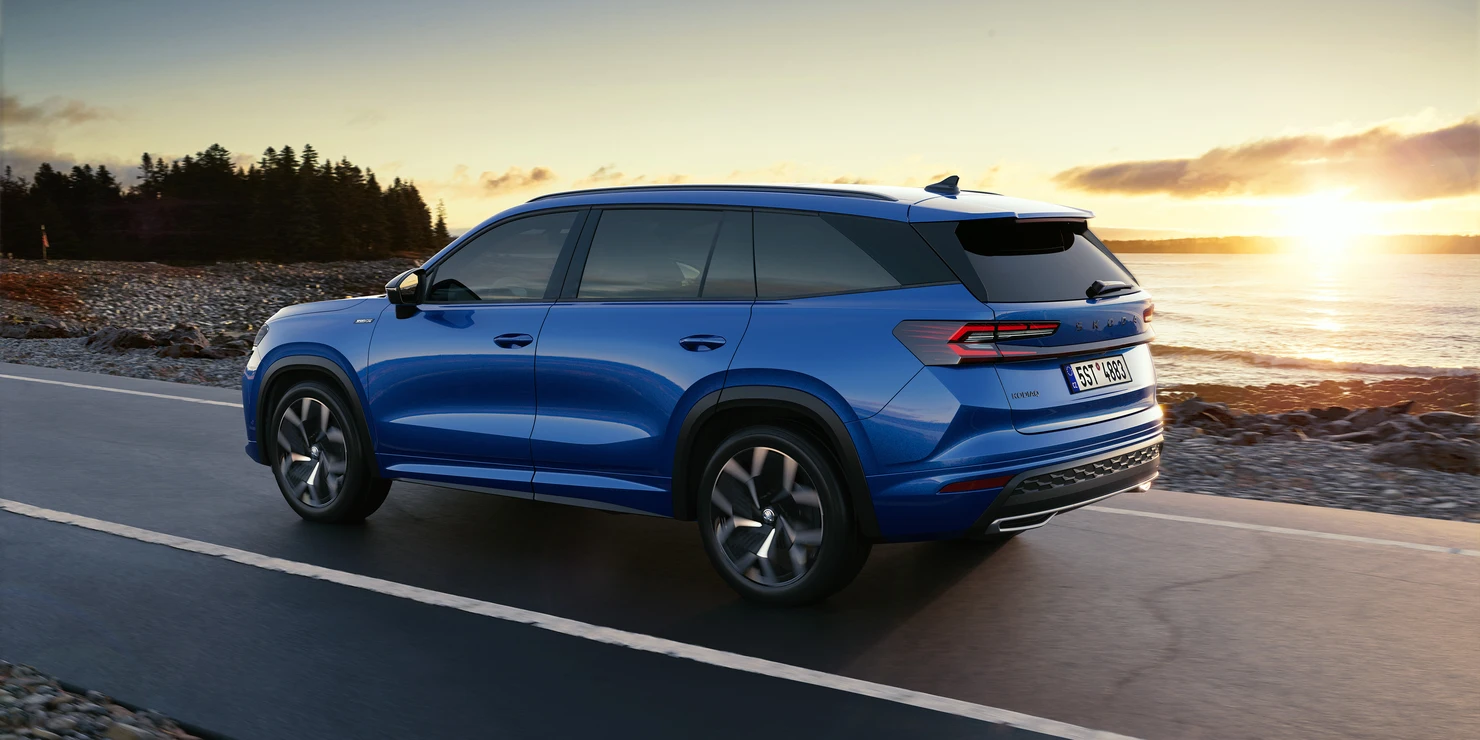 The rear bumper and diffuser and red strip interlinking the narrow lights underline the Kodiaq Sportline's dynamism.